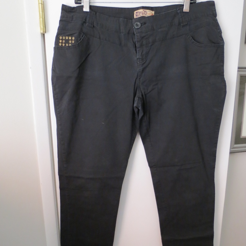 Black Women's Crop Pants with Pocket Accents, 16W